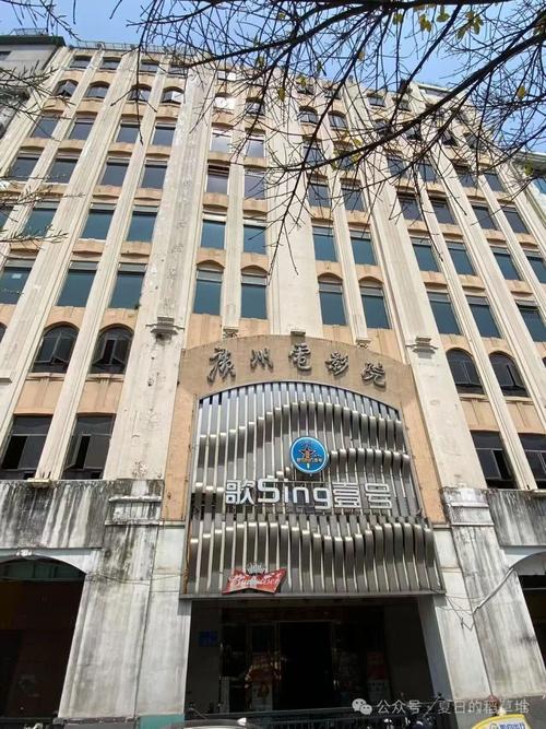 一边摸一边亲免费看的相关介绍