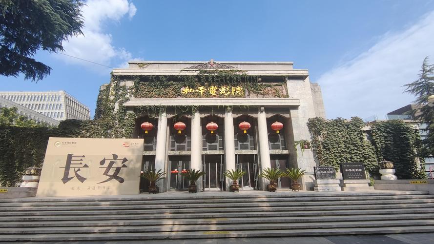 一边亲,一边舔的相关介绍