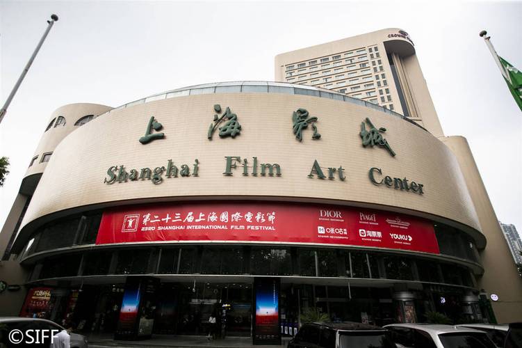 一边亲一边摸一边操的相关介绍