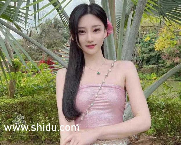 丰满秘书诱惑的相关介绍